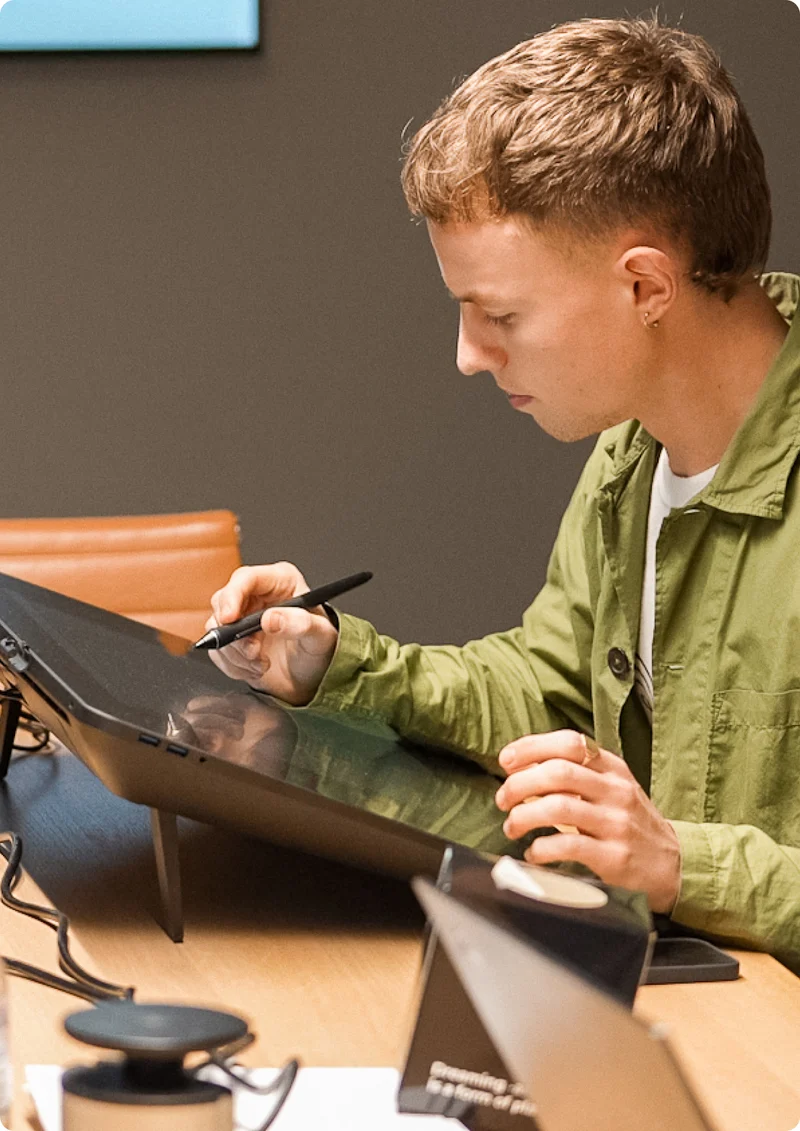 Designer Loop travaillant sur une tablette graphique