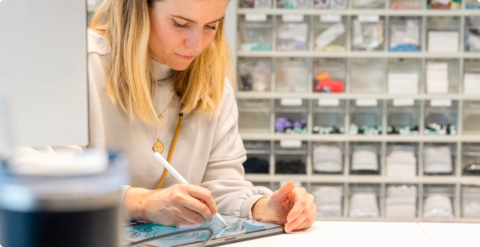 Designer Loop dessinant sur une tablette dans l'atelier